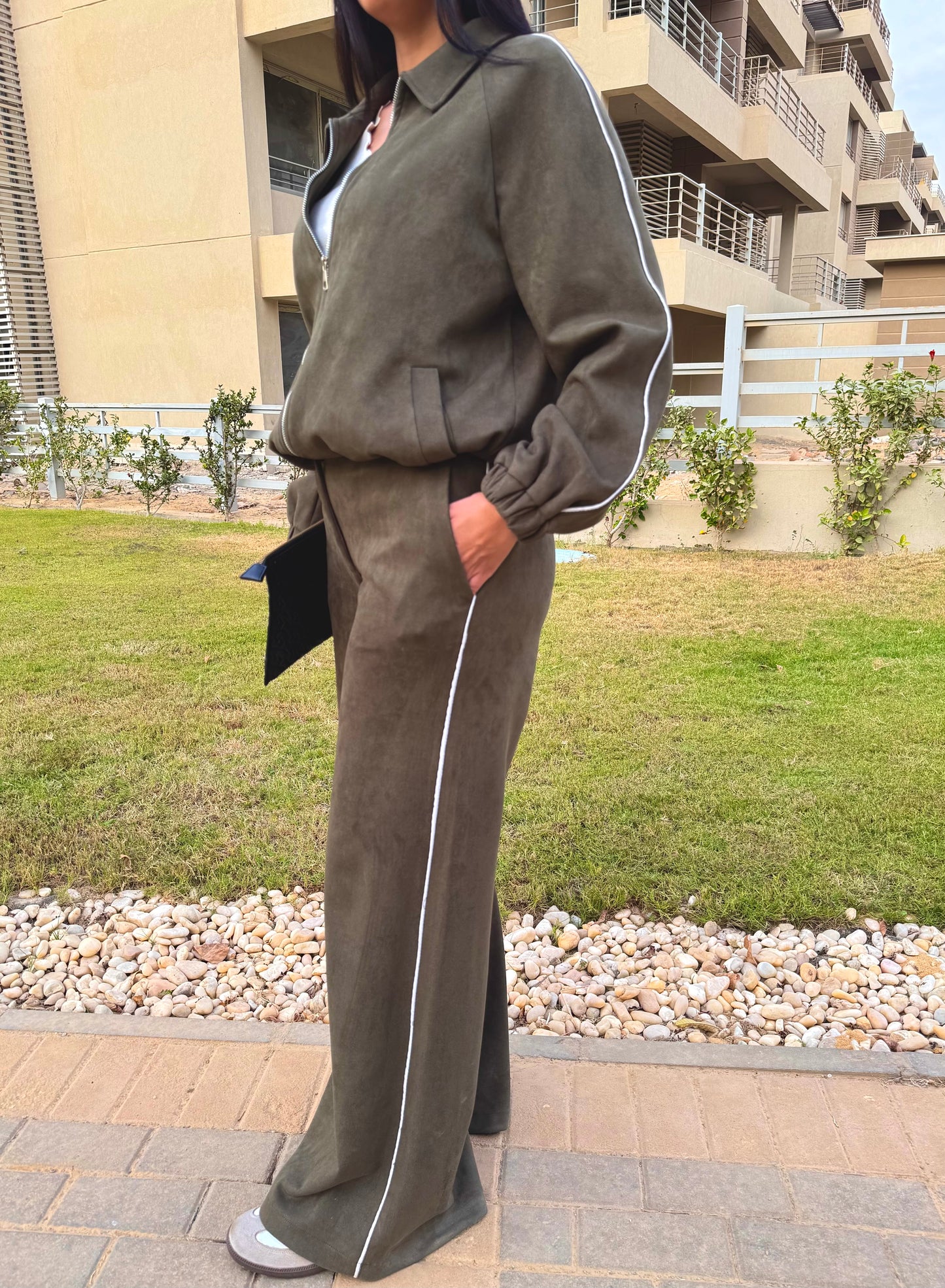 AURA - Set In Olive